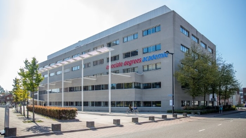 Het gebouw van de Associate degrees Academie aan het Mill Hillplein 1 in Roosendaal