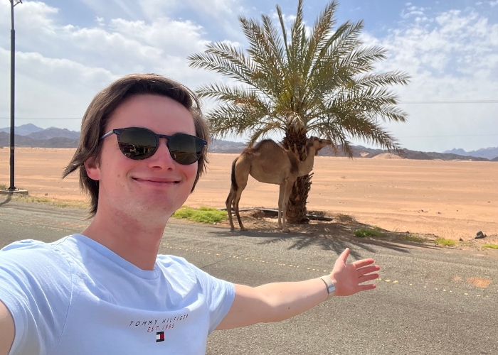 Guido met op de achtergrond een kameel.