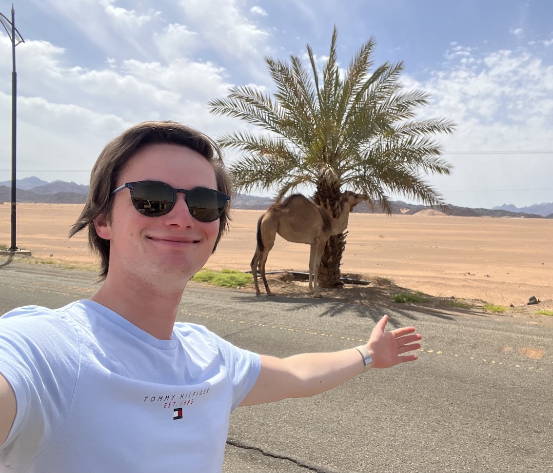 Guido met op de achtergrond een kameel.